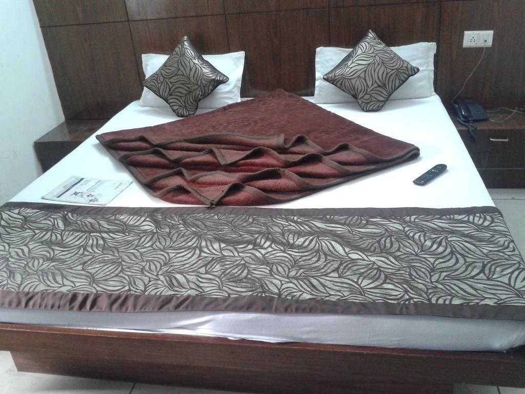 Hotel Surya Plaza Nowe Delhi Zewnętrze zdjęcie