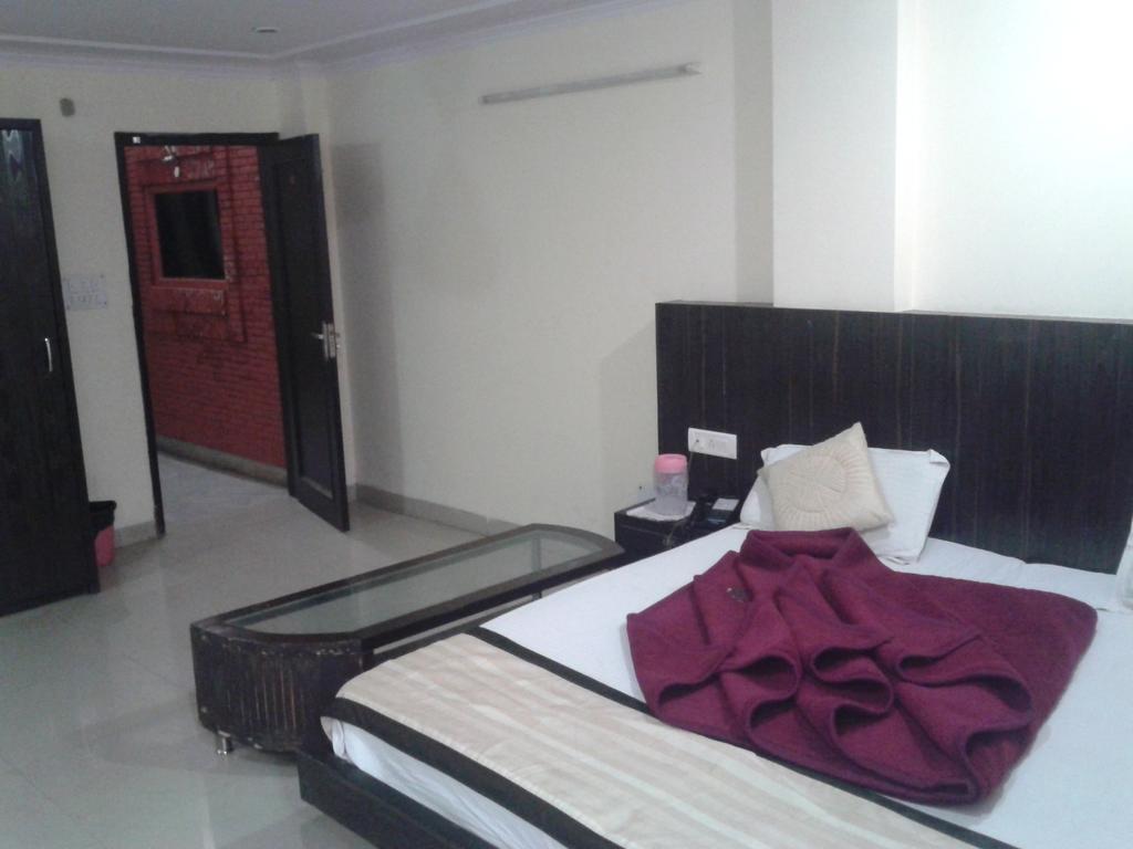 Hotel Surya Plaza Nowe Delhi Zewnętrze zdjęcie