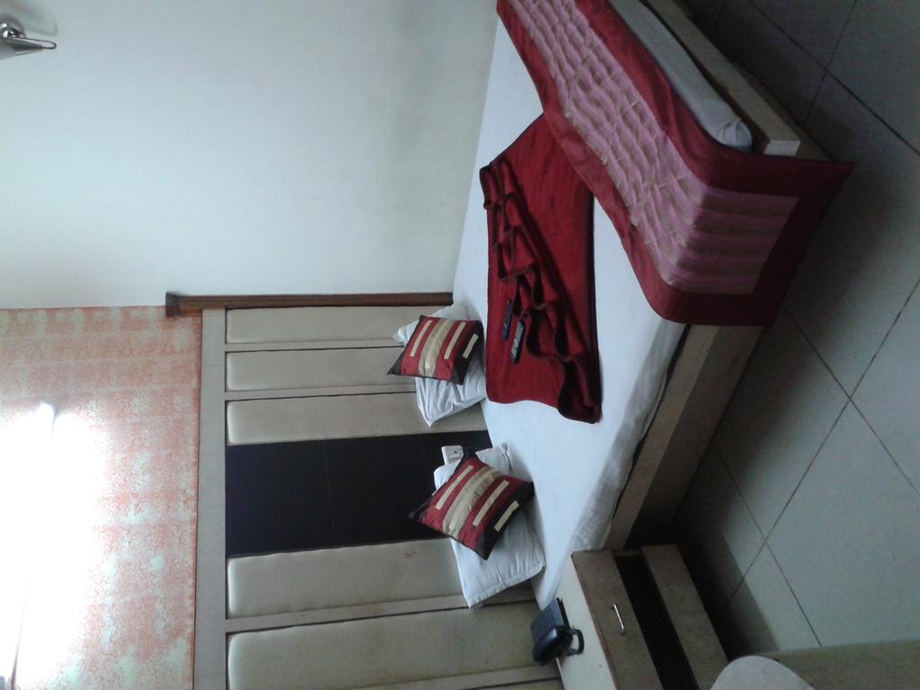 Hotel Surya Plaza Nowe Delhi Zewnętrze zdjęcie